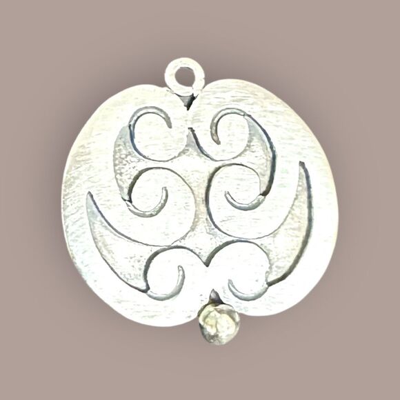 Vintage Silver Oval Pendant with raised swirl designs - Picture 9 of 10